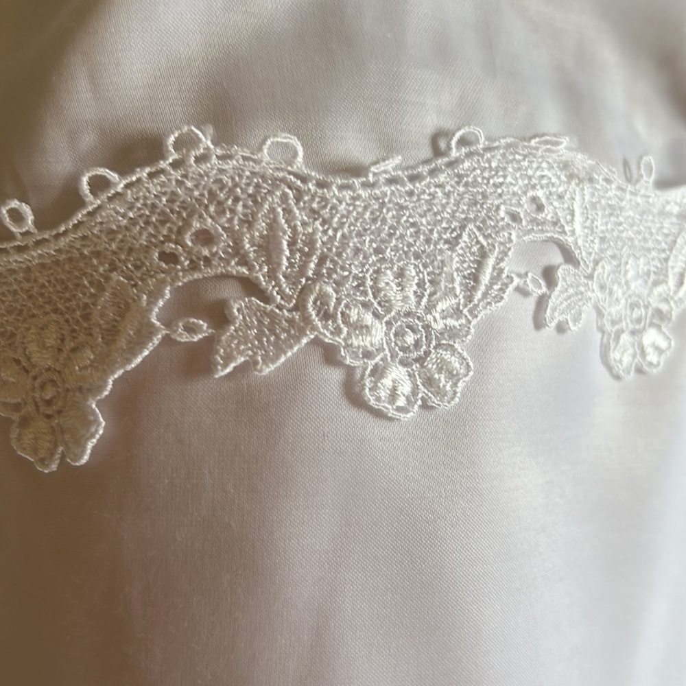 Priamo White Robe. - Picture 3 of 5